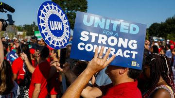 UAW alegó que la decisión del sindicato de no incluir a Stellantis porque la empresa presentó una oferta que supone un "significante progreso".