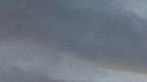 Los vehículos hacen fila para abandonar el sitio del Festival Burning Man anual después de que las fuertes lluvias convirtieran el sitio en el desierto Black Rock de Nevada en un pozo de barro.