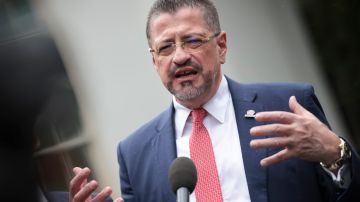 Presidente de Costa Rica calificó como "un chisme" el reportaje que destaparía la presunta negociación de su gobierno con narcotraficantes