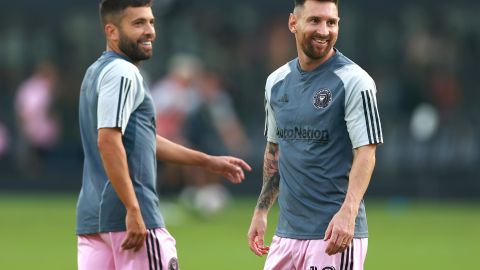 Jordi Alba (L) y Lionel Messi (R) durante un entrenamiento del Inter Miami.