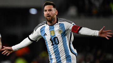 Messi celebra luego de marcarle desde tiro libre a Ecuador.
