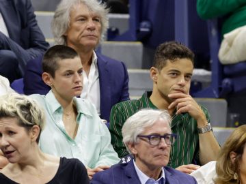 Emma Corrin y Rami Malek.