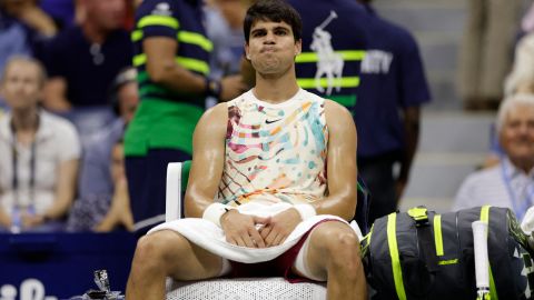 Carlos Alcaraz con el rostro desdibujado tras perder ante Daniil Medvedev en la semifinal.
