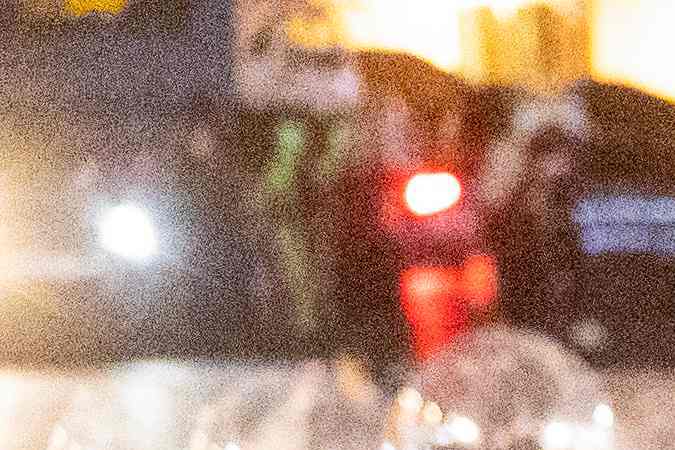 Los residentes se refugian afuera en una plaza después de un terremoto en Marrakech.