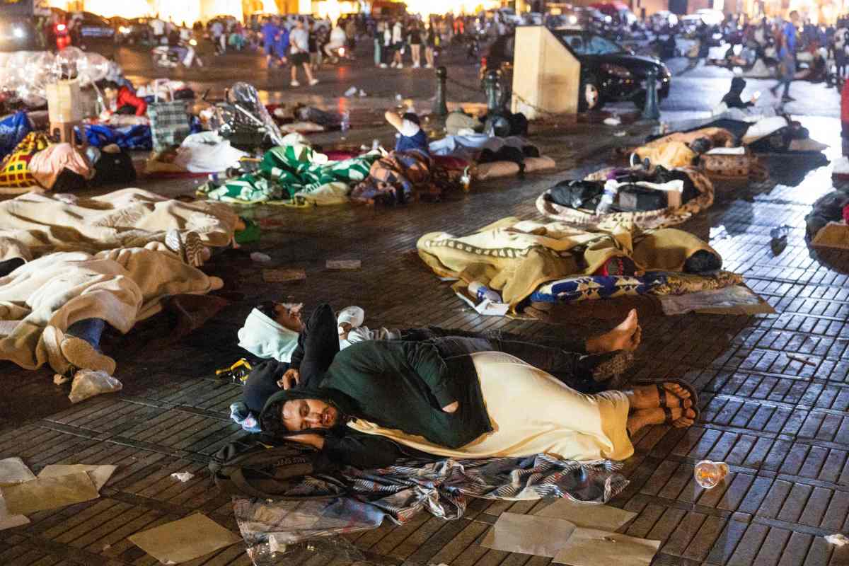 Los residentes se refugian afuera en una plaza después de un terremoto en Marrakech.