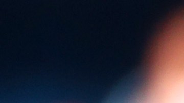 Erling Haaland llevándose la pelota a casa luego de su hat-trick.