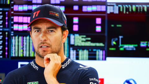 El piloto mexicano es respaldado por algunas figuras históricas de la F1 a pesar de las críticas de sus rivales.