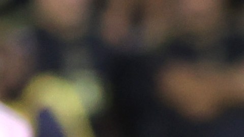 El guardaespaldas de Lionel Messi sacó del campo a un aficionado del argentino.