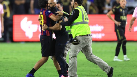 El guardaespaldas de Lionel Messi sacó del campo a un aficionado del argentino.
