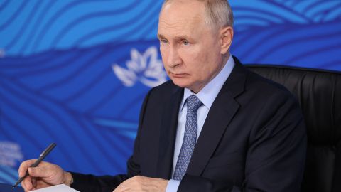 Putin afirmó además que las actuales autoridades estadounidenses han inculcado a la sociedad estadounidense un espíritu antirruso.