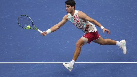 Alcaraz jugó con un visible vendaje en el muslo izquierdo.