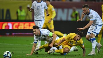 Gritos de "Kosovo es Serbia" obligan a interrumpir el juego por la fase de clasificación para la Eurocopa entre Rumanía y Kosovo
