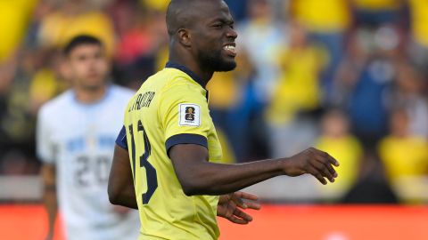 Enner Valencia muestra su decepción luego de fallar su penal ante Uruguay.