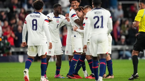 Jugadores de Estados Unidos celebran el segundo gol ante Omán.