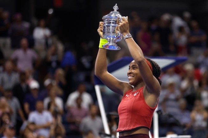 Gauff recogió el trofeo de manos de Billie Jean King, jugadora que hace 50 años luchó para que el US Open se convirtiera en el primer evento deportivo en pagar igual a hombres y mujeres.