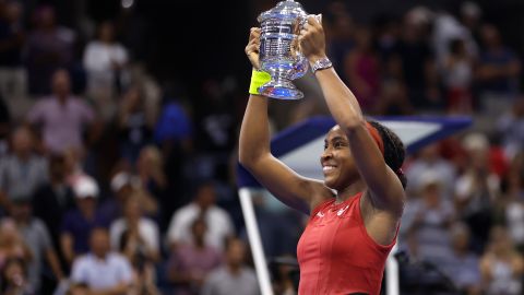 Gauff recogió el trofeo de manos de Billie Jean King, jugadora que hace 50 años luchó para que el US Open se convirtiera en el primer evento deportivo en pagar igual a hombres y mujeres.