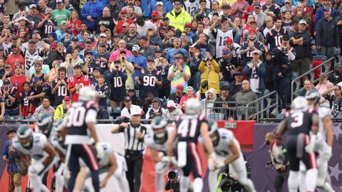 Fue una noche para el olvido para los fanáticos de New England Patriots, tanto en la cancha como en las gradas.