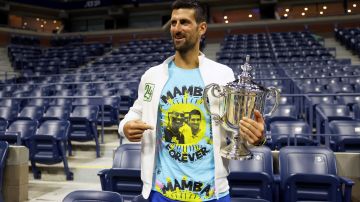 Novak DJokovic posa para las cámaras con su trofeo del US Open y la camisa referencial a Kobe Bryant.