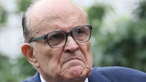 Rudy Giuliani ha mencionado de manera pública que está luchando para pagar los crecientes honorarios legales y las decisiones judiciales adversas.