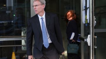 El principal litigante de Google, John Schmidtlein, sale del tribunal federal tras la primera jornada del juicio.