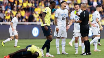 ¿Fue penal? Todo Uruguay pidió pena máxima en la última jugada del partido ante Ecuador [Video]
