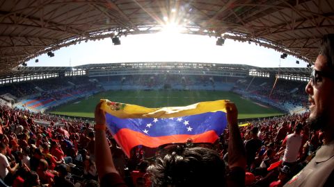 Hinchas venezolanos en el partido entre Venezuela y Paraguay en la primera fecha de las eliminatorias sudamericanas al Mundial de 2026.