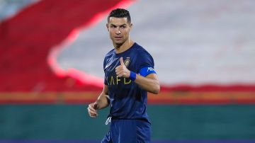 Cristiano Ronaldo usó el típico ‘bisht’ árabe que le pusieron a Messi cuando ganó el Mundial en Qatar [Video]