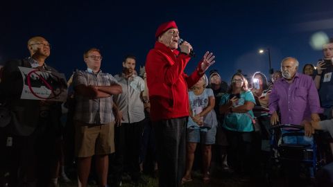 Sliwa amenazó con cerrar los puentes que comunican la ciudad con Staten Island tras convertir una antigua vieja escuela en refugio para inmigrantes.