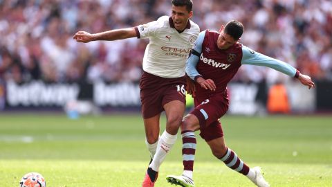 El jugador mexicano tuvo que abandonar el partido por desgaste.