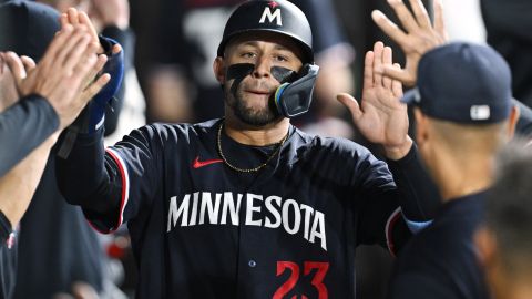 Royce Lewis es felicitado por su equipo en el dugout.