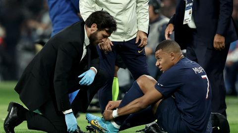 Kylian Mbappé es atendido por el cuerpo médico del PSG.