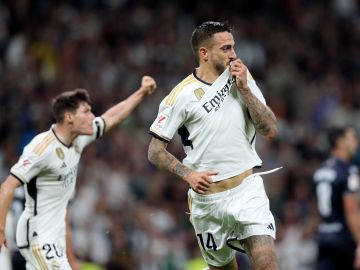 Joselu besa el escudo del Real Madrid luego de marcar ante la Real Sociedad.