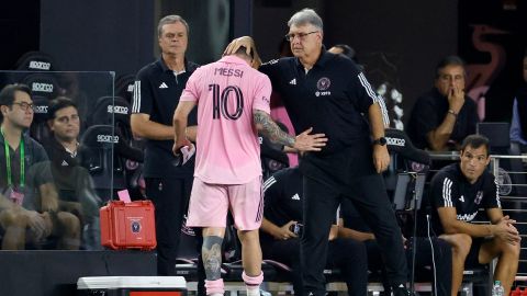 Lionel Messi al momento de abandonar el terreno de juego por una supuesta lesión muscular.