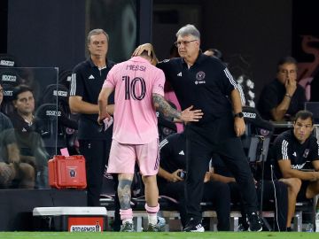 Lionel Messi al momento de abandonar el terreno de juego por una supuesta lesión muscular.