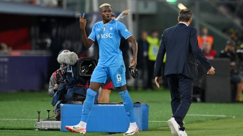 Victor Osimhen discute con su director técnico al ser reemplazado luego de fallar un tiro penal ante Bolonia.