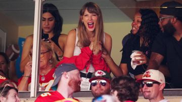 Taylor Swift celebra el touchdown que logró Travis Kelce durante el tercer cuarto del encuentro ante Chicago Bears.