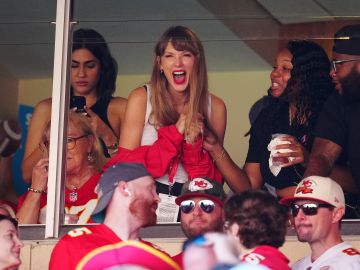 Taylor Swift celebra el touchdown que logró Travis Kelce durante el tercer cuarto del encuentro ante Chicago Bears.