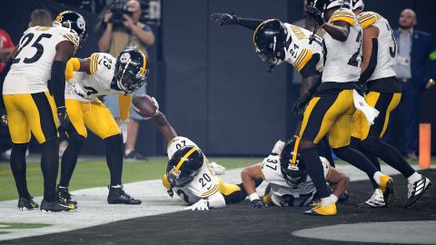 Steelers celebran una intercepción durante el encuentro ante Raiders.