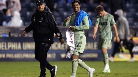 Carlos Vela abandona el terreno de juego luego de un encuentro frente a Philadelphia Union.