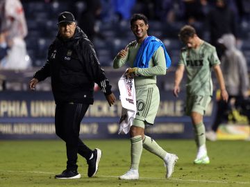 Carlos Vela abandona el terreno de juego luego de un encuentro frente a Philadelphia Union.