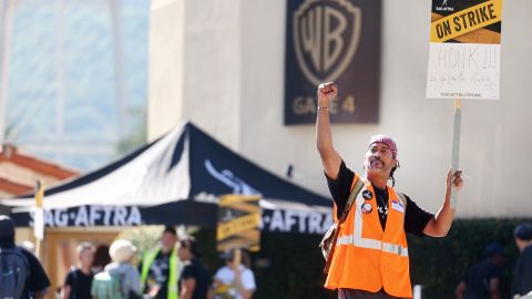 Huelga de actores el 26 de septiembre de 2023 en Burbank, California, Hollywood, esperando las votaciones.