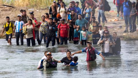 La encuestadora dijo que la desinformación y retórica sobre las fronteras abiertas empodera también a los traficantes de personas.