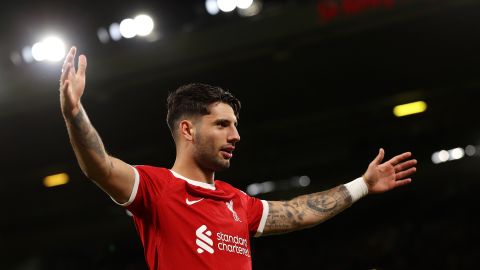 Dominik Szoboszlai celebra con los aficionados presentes en Anfield luego de marcar su golazo ante Leicester.