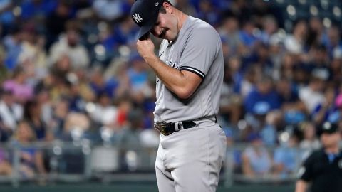 Carlos Rodón sonríe de manera irónica al abandonar la lomita sin poder sacar un out en el encuentro de Yankees frente a Royals.