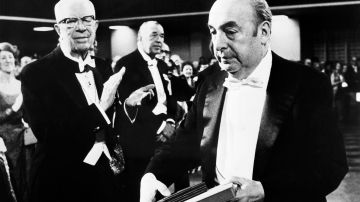El escritor, poeta, diplomático y Premio Nobel de Literatura chileno Pablo Neruda (R) recibe el Premio Nobel de Literatura el 10 de diciembre de 1971 en Estocolmo. (Foto de PRESSENS BILD / AFP) (Foto de STR/PRESSENS BILD/AFP vía Getty Images)