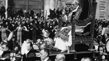 Papa Pio XII entre la multitud en Italia.