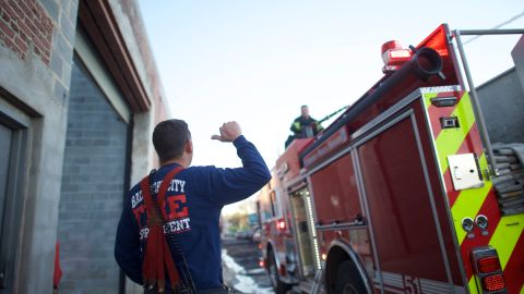 Empleadas del Departamento de Bomberos de Baltimore recibirán pago luego de denunciar filtración de fotos íntimas en su área de trabajo