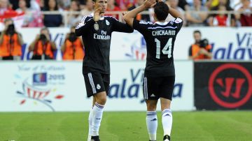Cristiano Ronaldo (L) y Javier "Chicharito" Hernández (R) comparten durante un encuentro con el Real Madrid.