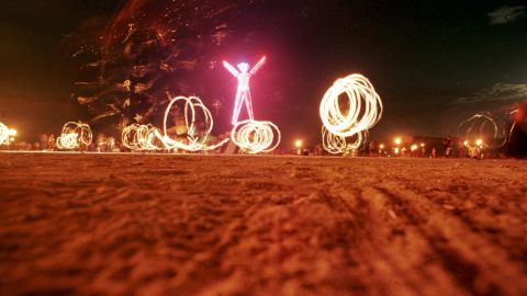 El festival Burning Man tiene lugar cada año en un lago seco del desierto de Nevada.