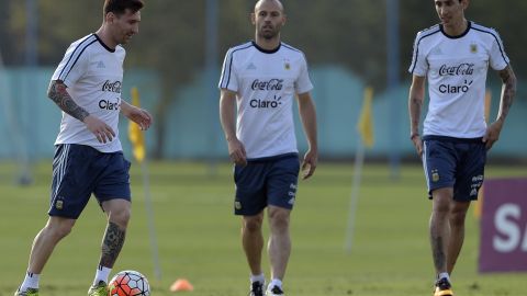 Javier Mascherano (C) ahora como técnico de la Sub-23 Argentina espera contar con Messi (L) y Di María (R) para los Juegos Olímpicos de París 2024.